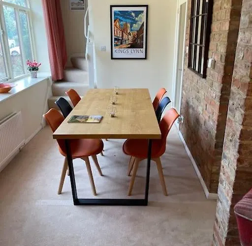 Centre Of Town House 3 Bedrooms Sleeps 5 And Infant Free Onsite Parking 2 Cars