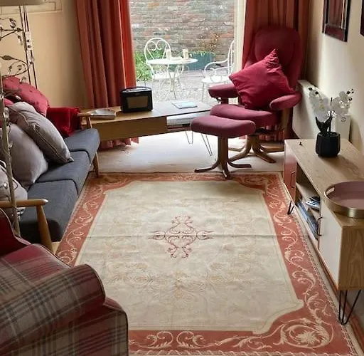 Centre Of Town House 3 Bedrooms Sleeps 5 And Infant Free Onsite Parking 2 Cars