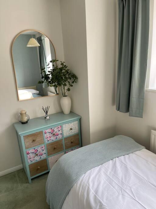 Centre Of Town House 3 Bedrooms Sleeps 5 And Infant Free Onsite Parking 2 Cars Holiday home *