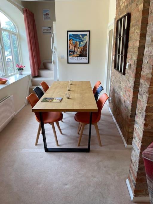 Centre Of Town House 3 Bedrooms Sleeps 5 And Infant Free Onsite Parking 2 Cars